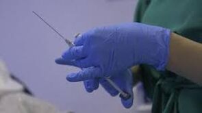 seringue entre les mains d'un médecin