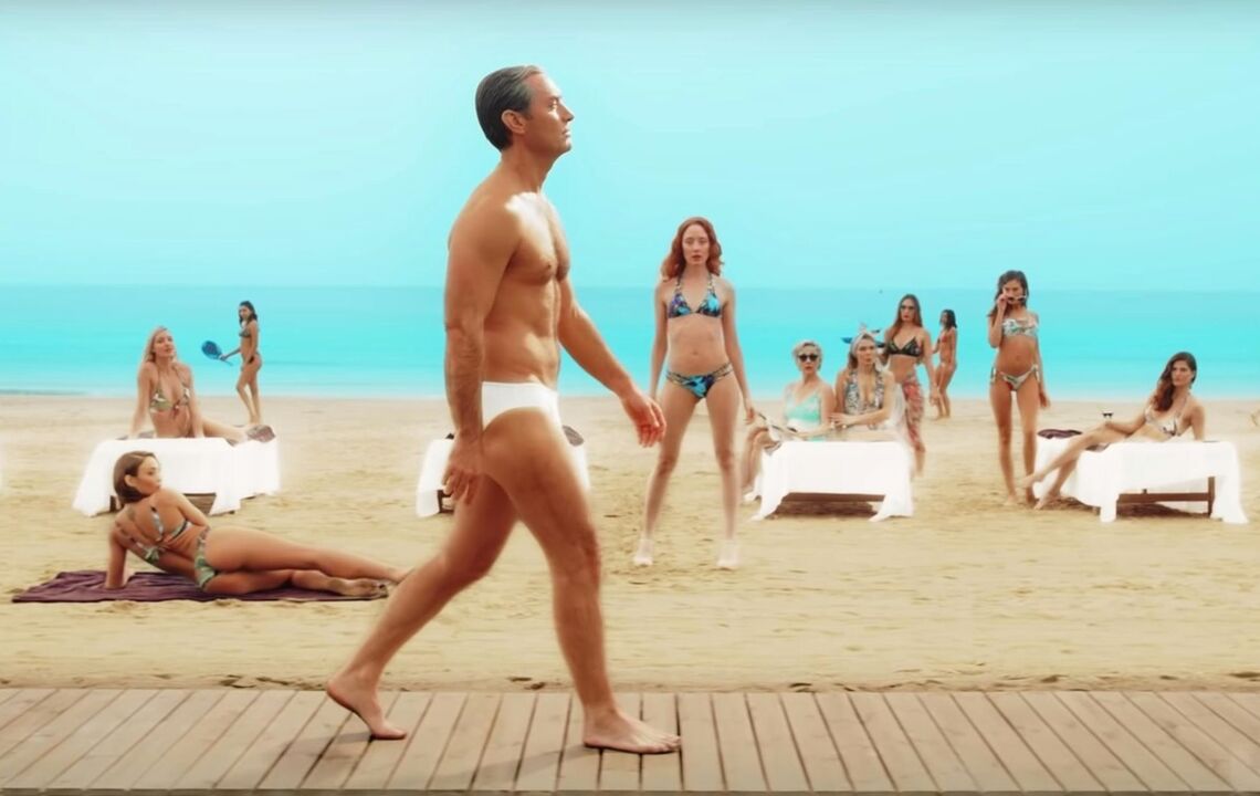 Des filles sur la plage regardaient un homme qui avait agrandi son pénis